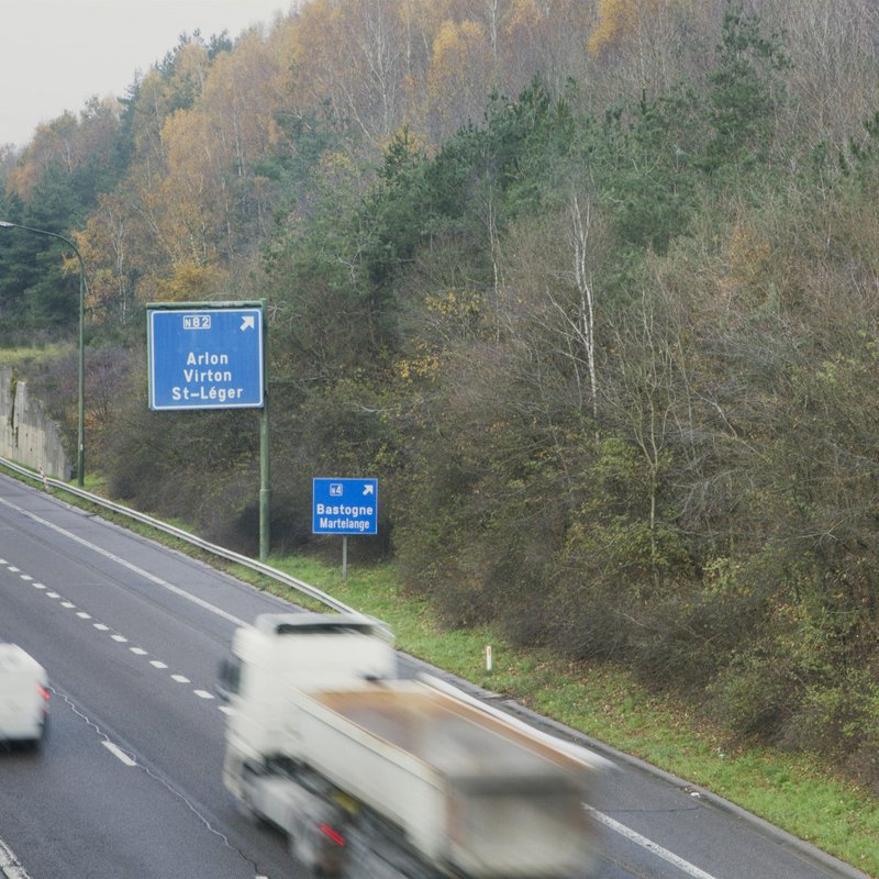 L'autoroute E411 longe le site de l'ancienne sablière
