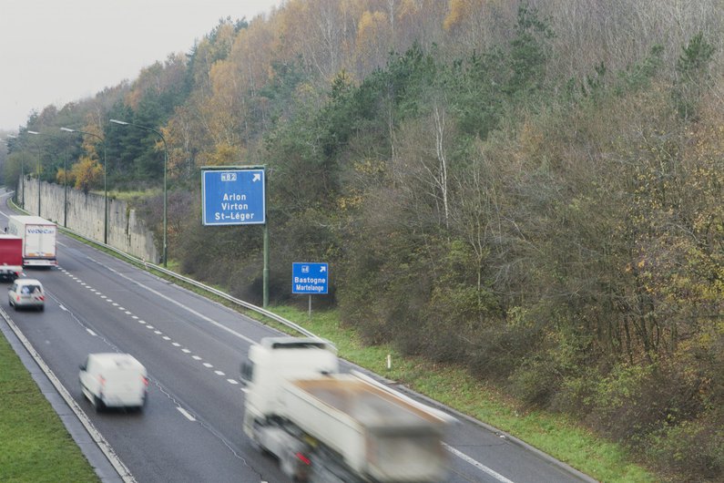 L'autoroute E411 longe le site de l'ancienne sablière